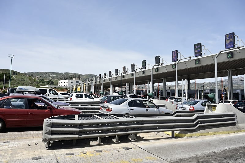 Μαζική έξοδος και ουρές χιλιομέτρων στα διόδια Ελευσίνας στην Αττική και Μαλγάρων στη Θεσσαλονίκη