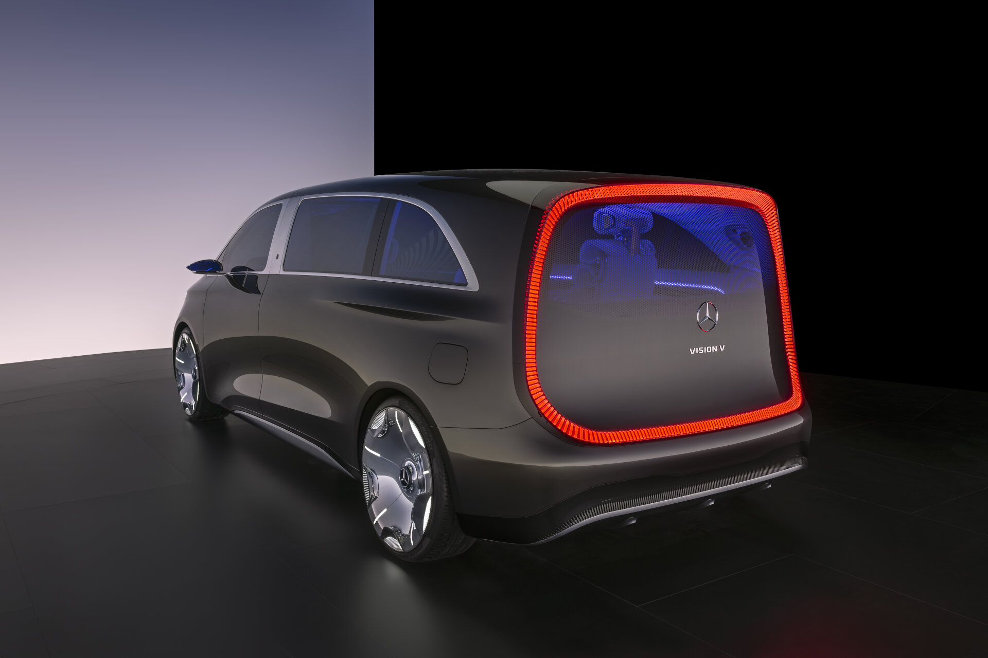 Der Beginn einer neuen Ära: Der Vision V gibt einen Ausblick auf ein neues Segment luxuriöser Limousinen Dawn of a new era: the Vision V provides a glimpse of a new segment of luxury limousines