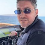 Ο Γιώργος Βάλλης δοκιμάζει το πρώτο ηλεκτρικό σκάφος που αλλάζει την ιστορία της κρουαζιέρας στην Ελλάδα!
