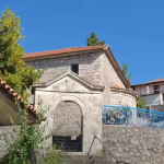Μεγάλη θλίψη στην κηδεία της Άννας που δολοφονήθηκε στην Αμφιλοχία – Οι καμπάνες στα Πηγάδια ηχούσαν πένθιμα από το πρωί
