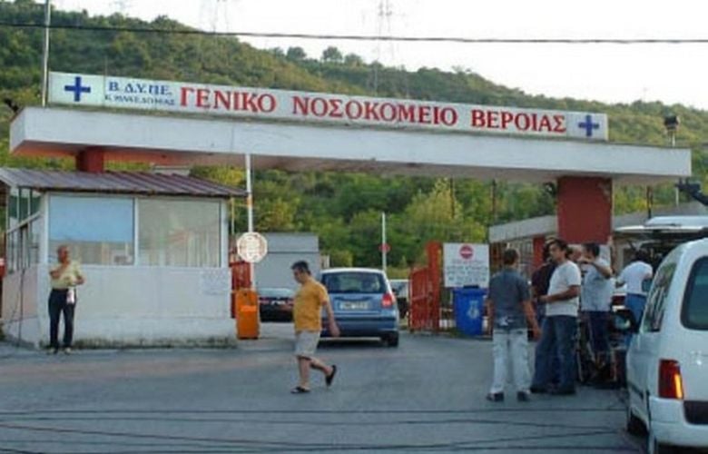 Αστυνομικοί και εργαζόμενοι του νοσοκομείου Βέροιας έσωσαν από βέβαιο θάνατο δυο δηλητηριασμένα σκυλάκια