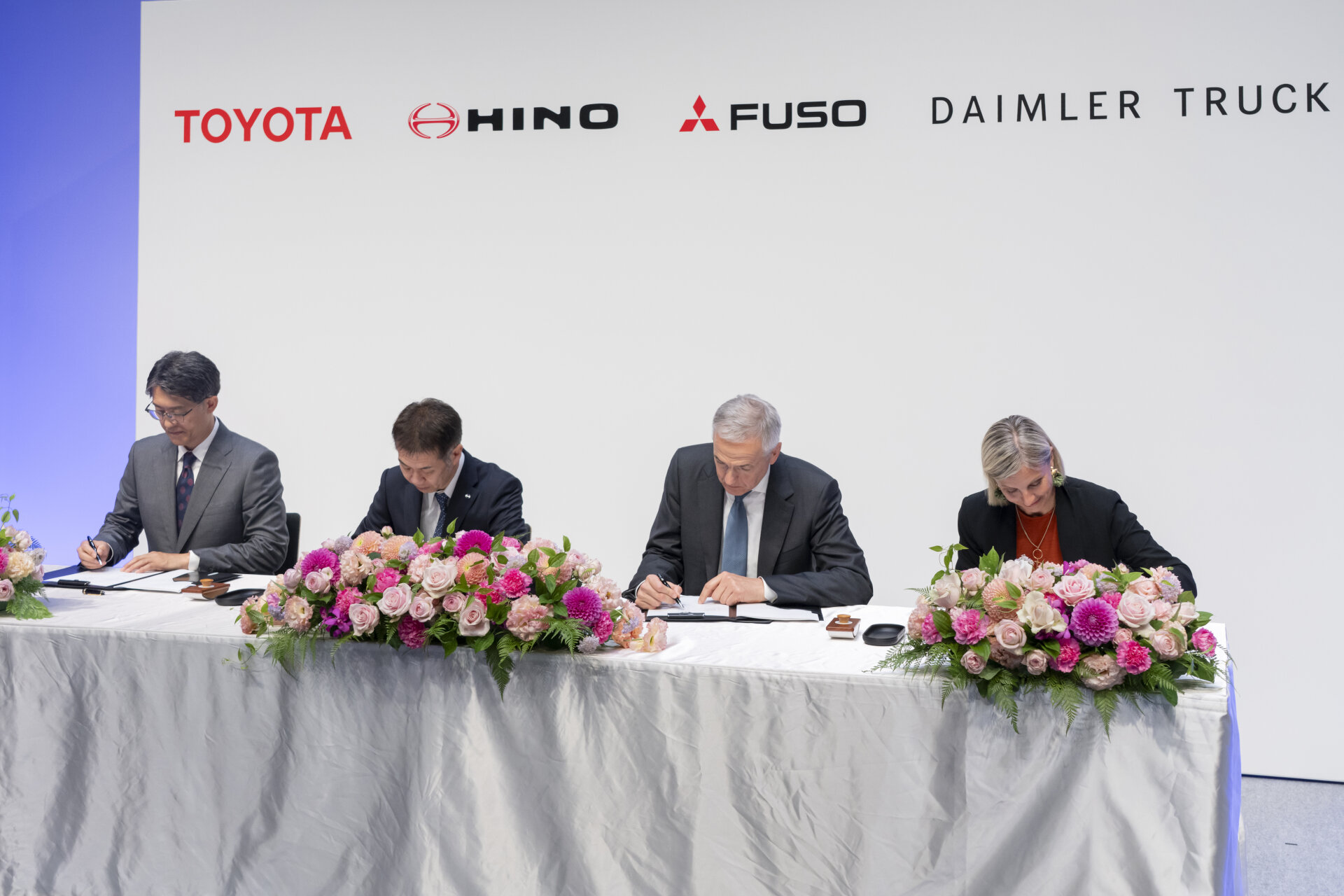 toyota daimler mitsubishi fuso hino (1)