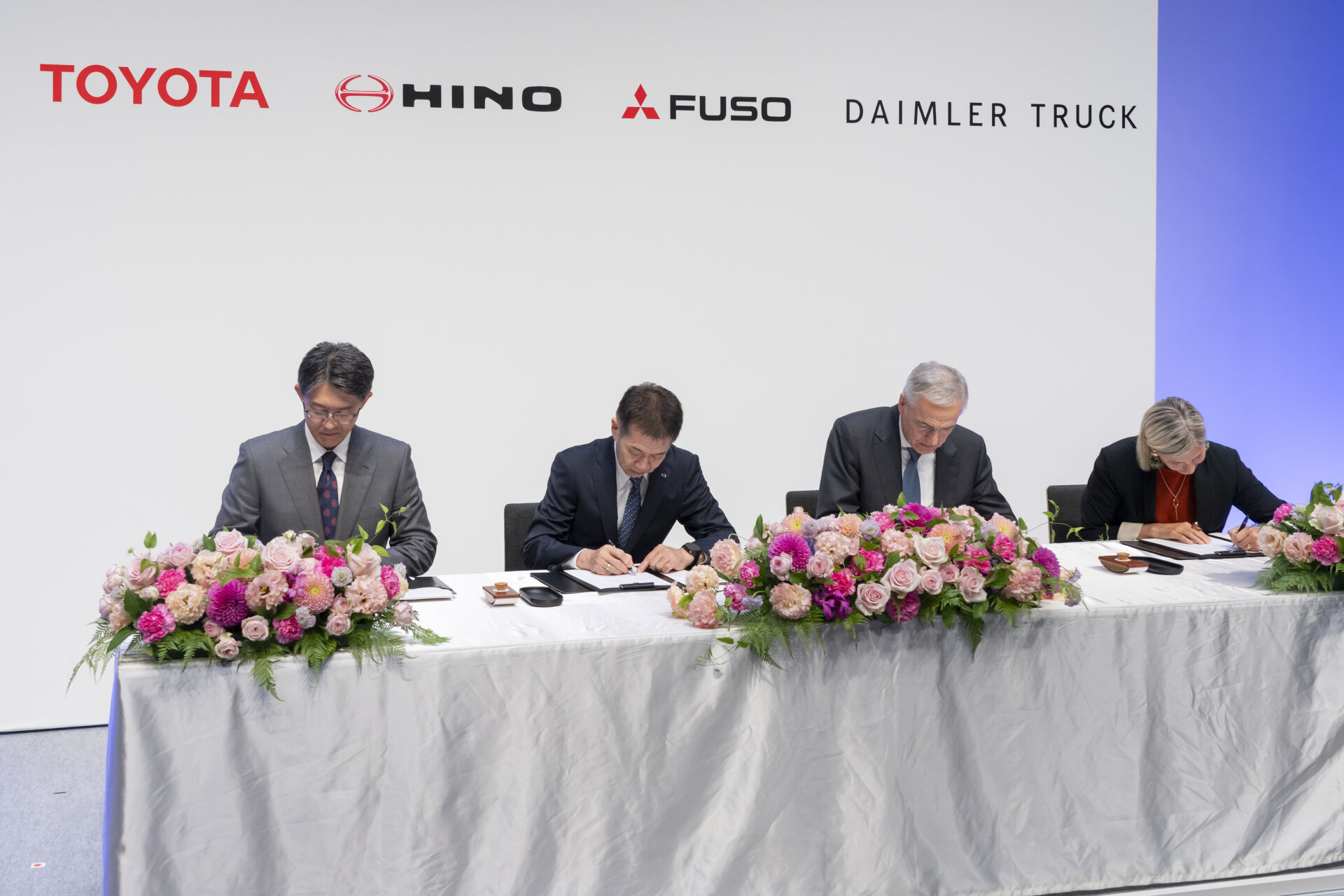 toyota daimler mitsubishi fuso hino (4)