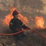 Στο ελληνικό έδαφος πέρασε η φωτιά από την Αλβανία – Εκκενώνονται τα χωριά Κτίσματα και Νεοχώριο Πωγωνίου