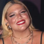 Δανάη Μπάρκα: Τόπλες φωτογραφία ξαπλωμένη σε κρεβάτι στις καλοκαιρινές διακοπές της