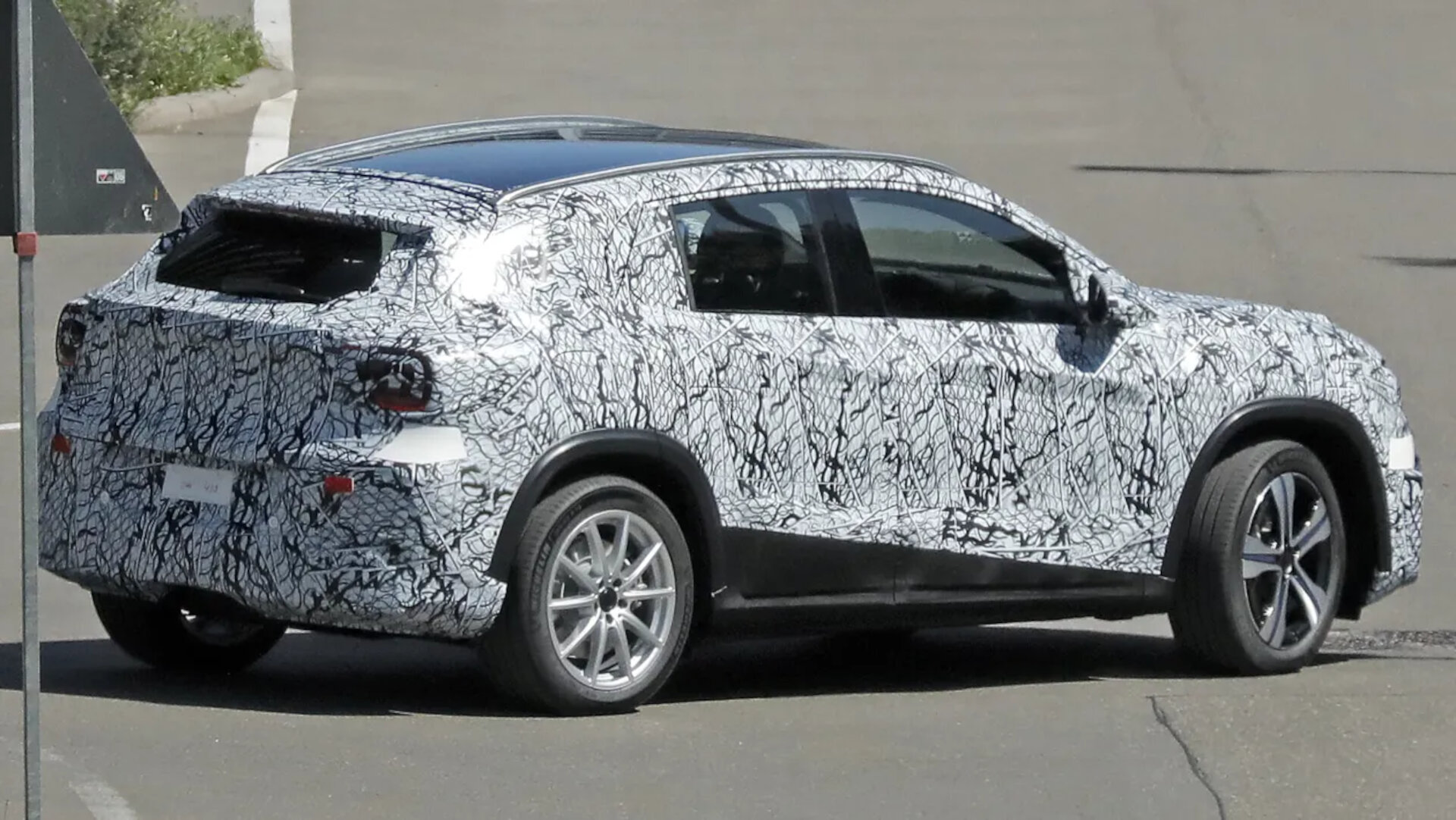 Mercedes Benz GLA spy shots 2025 (5)