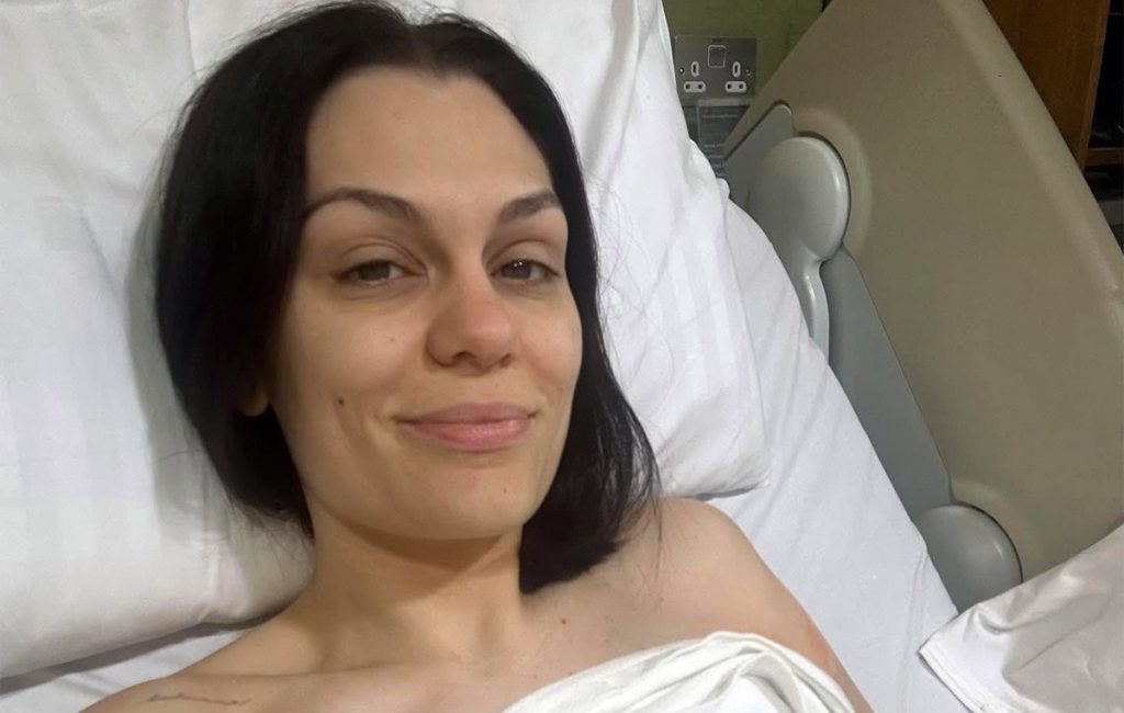 «Δυσκολεύομαι να αναπνεύσω» – Η Jessie J ξανά στο νοσοκομείο δύο μήνες μετά τη διάγνωση για καρκίνο του μαστού