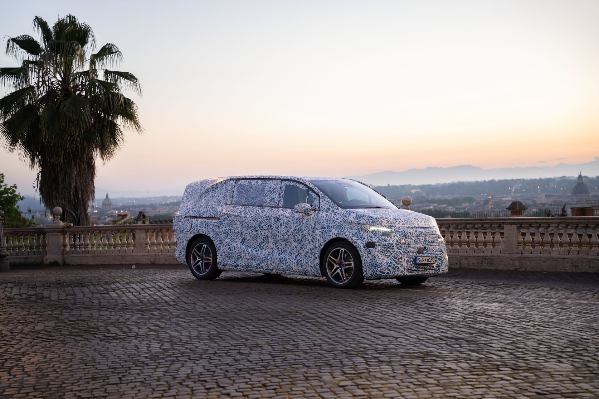 Test auf Langstrecke bestanden: Mercedes Benz VLE ist effizient, alltagstauglich und agil im Handling dank Hinterachslenkung Mercedes Benz VLE drives to Rome and passes long distance tests with flying colours