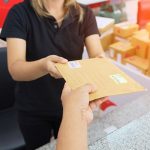 Ευρωπαϊκά ταχυδρομεία περιορίζουν τις αποστολές δεμάτων στις ΗΠΑ