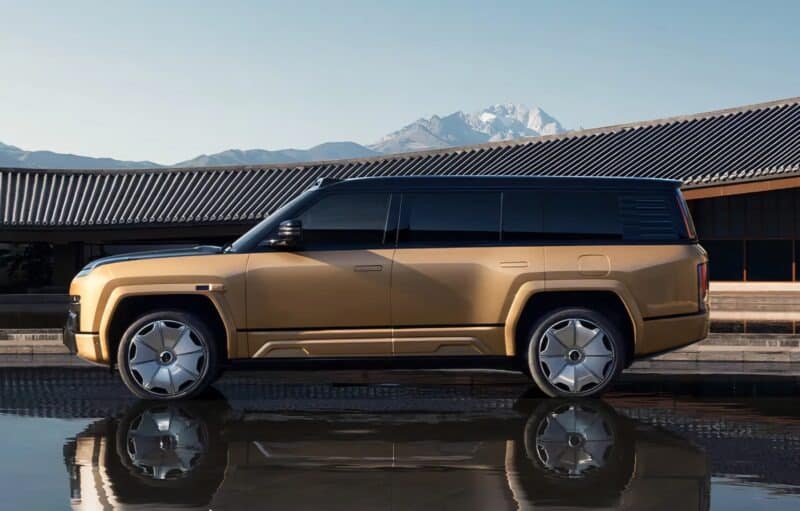 BYD Yangwang U8L: Το πολυτελές SUV-τέρας που τρέχει σαν supercar και… επιπλέει στο νερό!