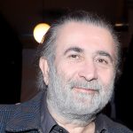 Λάκης Λαζόπουλος: «Παίζω σε μία παράσταση και η μητέρα μου έβγαλε μια φωτογραφία του πατέρα μου να ακούσει και αυτός»