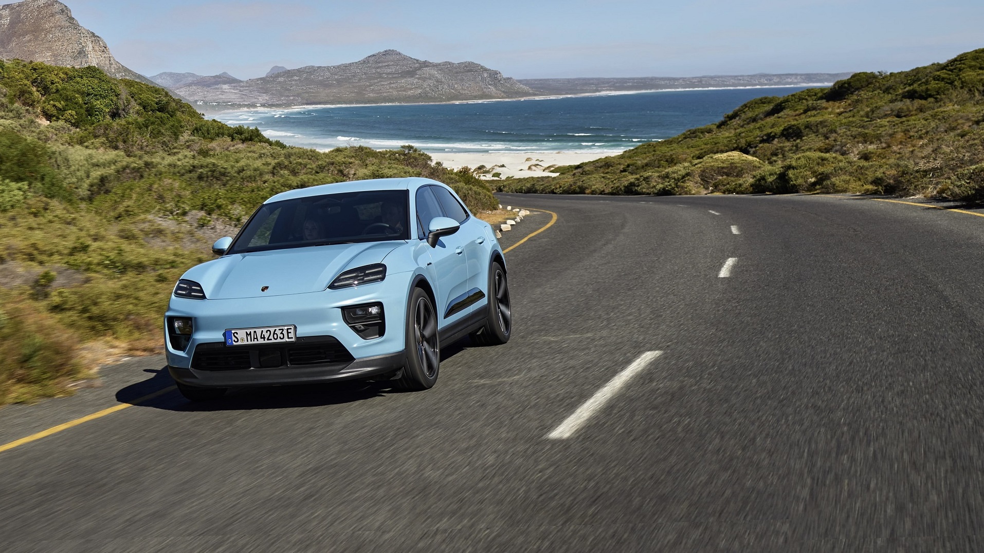 Porsche Macan 2025 light blue 4
