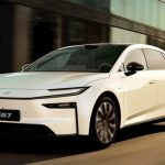 Το νέο Toyota bZ7 «ανάβει τα φώτα» στο Tesla Model S!