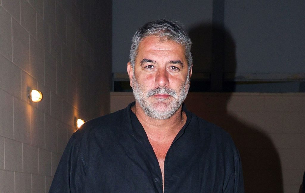 Συνελήφθη ο Βασίλης Μπισμπίκης – Προκάλεσε ζημιές σε σταθμευμένα αυτοκίνητα και μια γκαραζόπορτα στην Φιλοθέη
