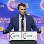 Δολοφονία Τσάρλι Κερκ: Τι έχουν κάνει γνωστό ως τώρα οι Αρχές – Η στιγμή του πυροβολισμού του συντηρητικού ακτιβιστή και υποστηρικτή του Τραμπ