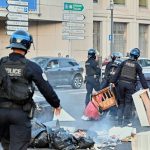 Έκρυθμη η κατάσταση στη Γαλλία: Ξεκίνησαν οι κινητοποιήσεις του κινήματος «Ας μπλοκάρουμε τα πάντα» – Συλλήψεις και επεισόδια