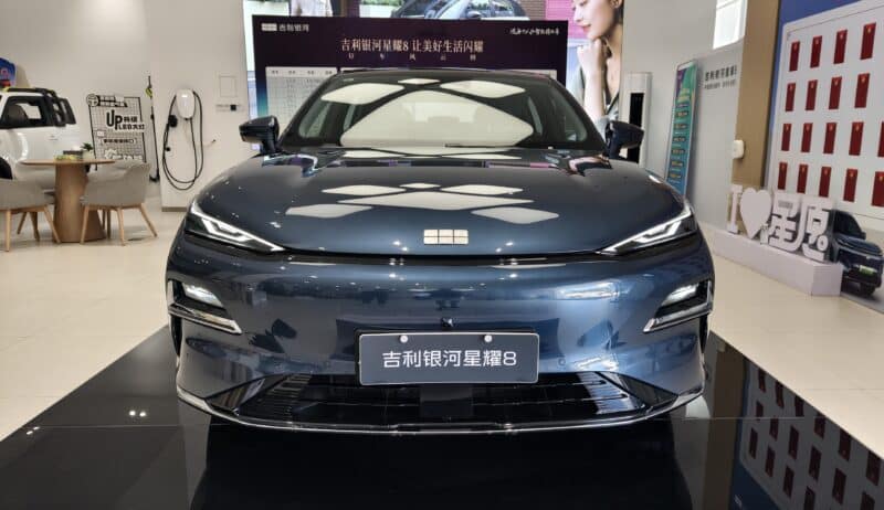 Geely Galaxy Starshine 8: Το υβριδικό sedan που τρομάζει τον ανταγωνισμό με αυτονομία έως 1.600 χλμ.