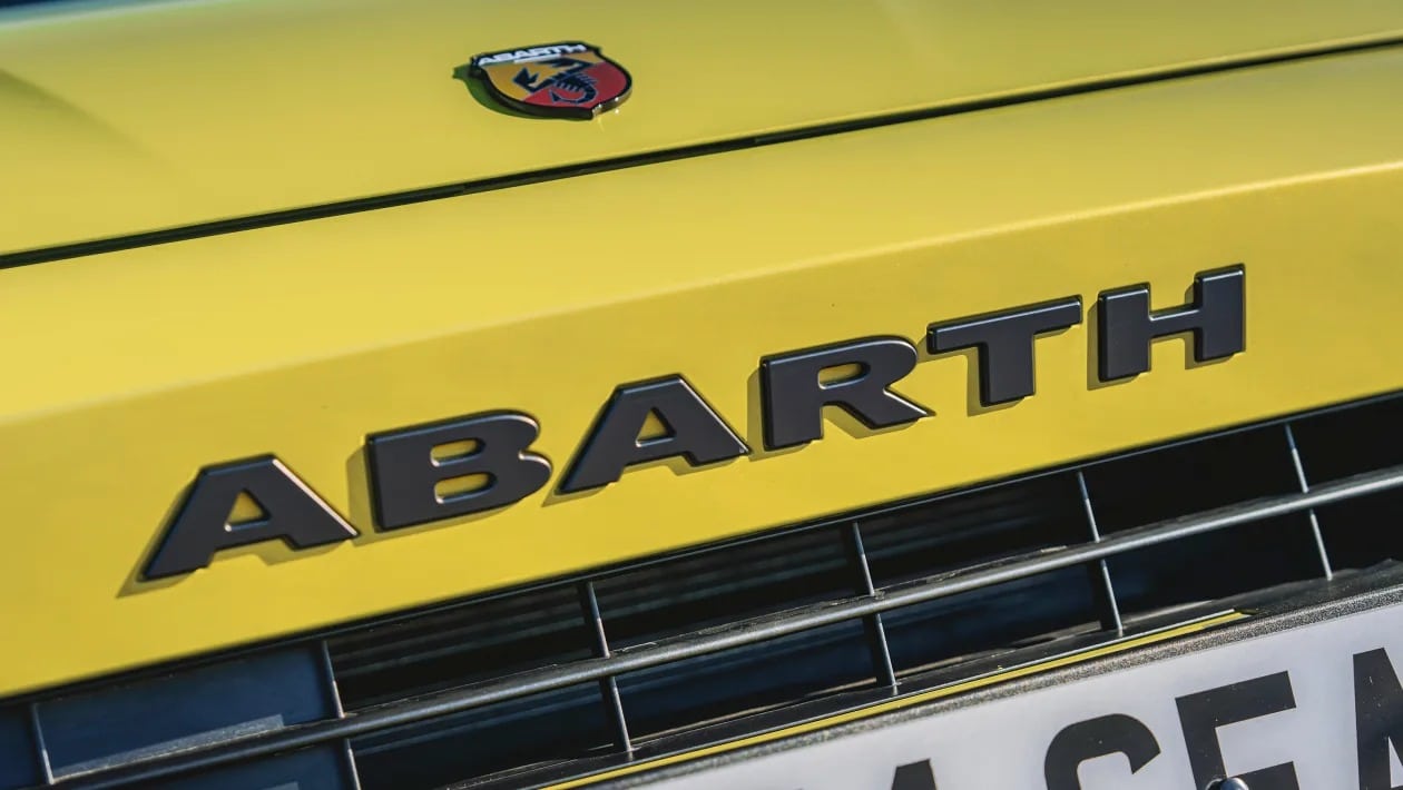 Το πιο δυνατό Abarth όλων των εποχών μπαίνει στη πρίζα!