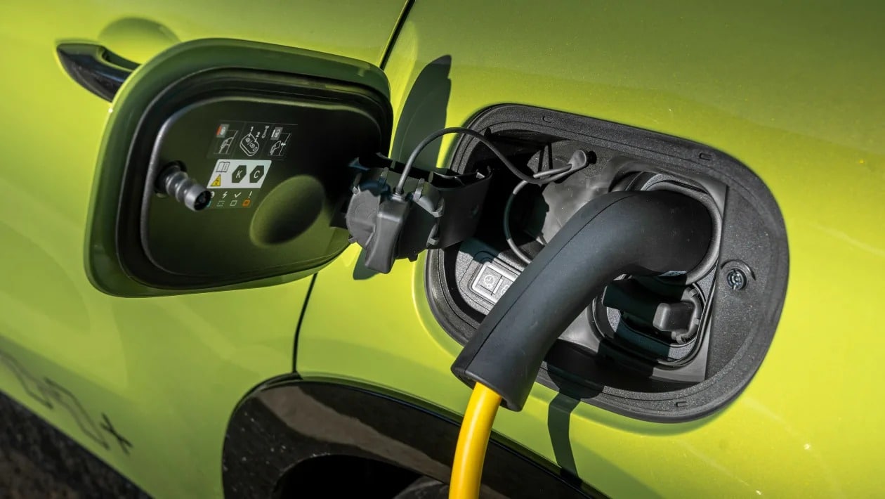 Το πιο δυνατό Abarth όλων των εποχών μπαίνει στη πρίζα!