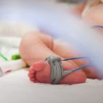 Δεν το χωράει ο νους: Bρέφος εντοπίστηκε χωρίς τις αισθήσεις του σε διαμέρισμα – Εισέπνευσε ναρκωτικές ουσίες και νοσηλεύεται διασωληνωμένο