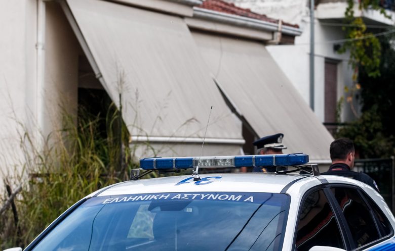 Μητροκτονία στα Τρίκαλα: Ενώπιον ανακριτή και εισαγγελέα ο 18χρονος που ομολόγησε ότι σκότωσε τη μητέρα του