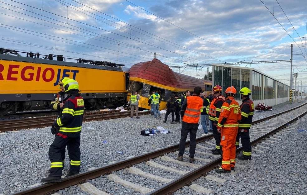Συγκρούστηκαν τρένα στην Τσεχία, τουλάχιστον 40 τραυματίες
