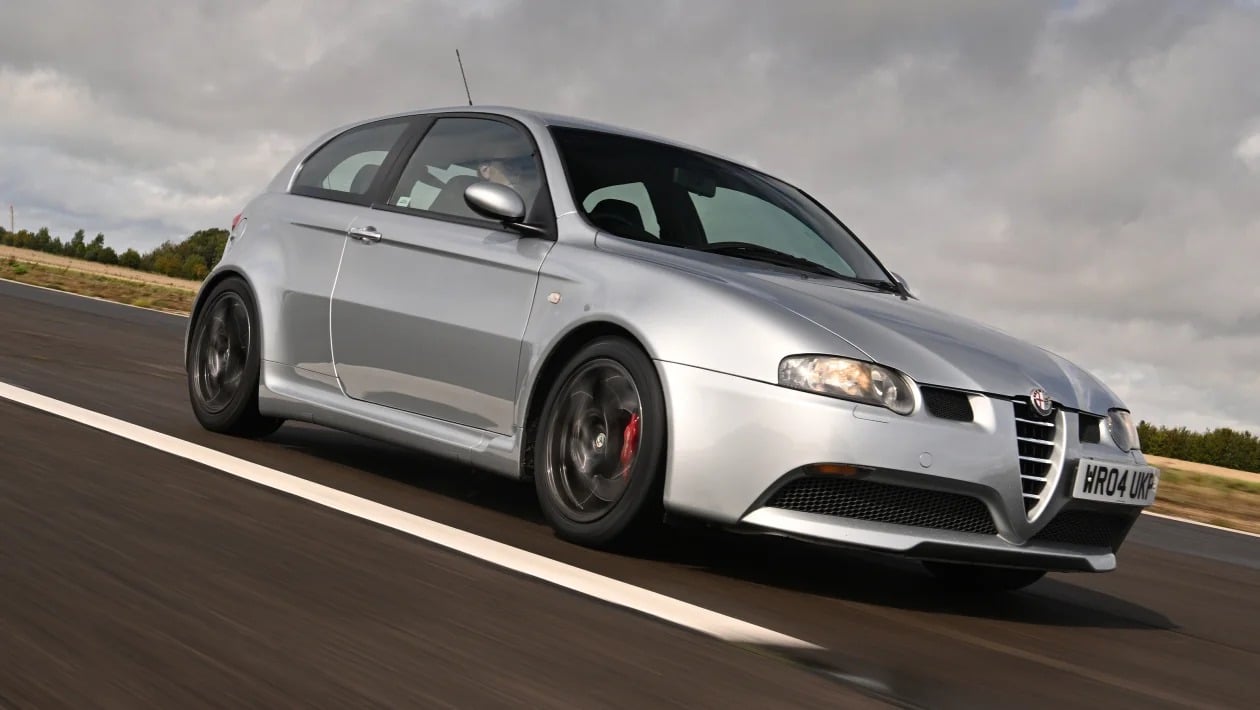 Volkswagen Golf R32 vs Alfa Romeo 147 GTA: Η μάχη των ρετρό V6 hot hatch
