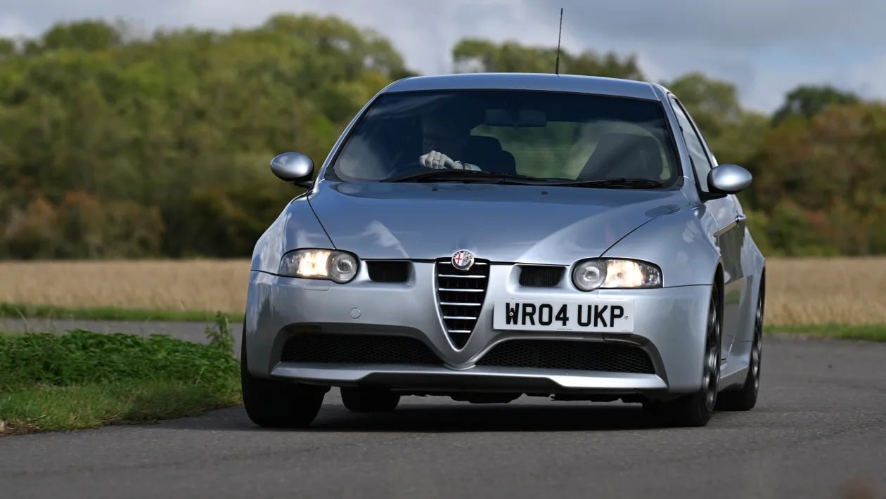 Volkswagen Golf R32 vs Alfa Romeo 147 GTA: Η μάχη των ρετρό V6 hot hatch