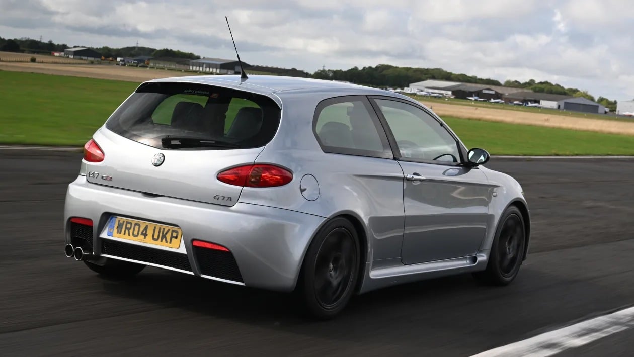 Volkswagen Golf R32 vs Alfa Romeo 147 GTA: Η μάχη των ρετρό V6 hot hatch