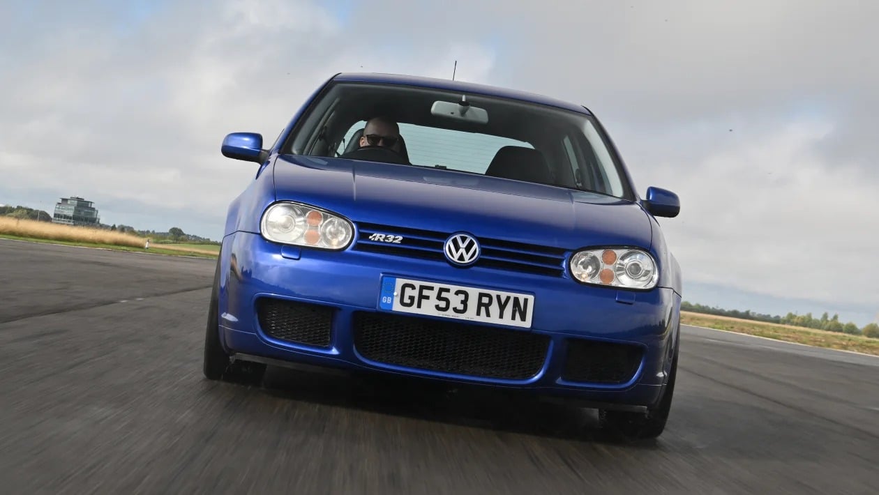 Volkswagen Golf R32 vs Alfa Romeo 147 GTA: Η μάχη των ρετρό V6 hot hatch