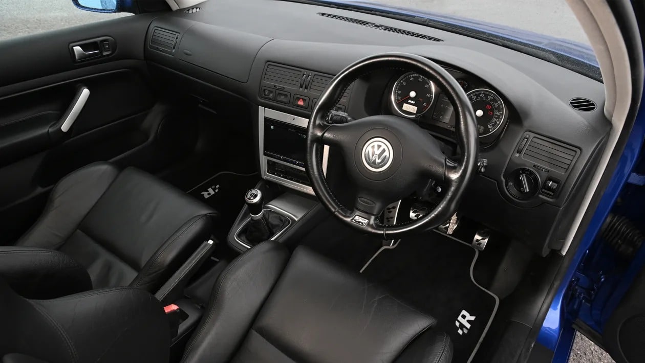 Volkswagen Golf R32 vs Alfa Romeo 147 GTA: Η μάχη των ρετρό V6 hot hatch
