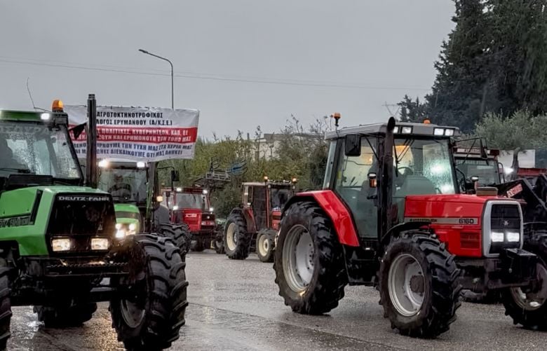 Στα μπλόκα οι αγρότες με αντίξοες καιρικές συνθήκες
