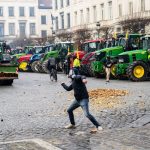 «Πόλεμος» στις Βρυξέλλες: Φωτιές και χημικά, χιλιάδες αγρότες με τρακτέρ στους δρόμους – Δείτε βίντεο