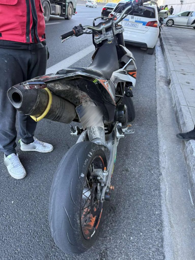 Οδηγός μοτοσυκλέτας παρέσυρε και τραυμάτισε δύο αστυνομικούς στην Αττική Οδό - Τι προβλέπει ο νέος ΚΟΚ - motorone.gr