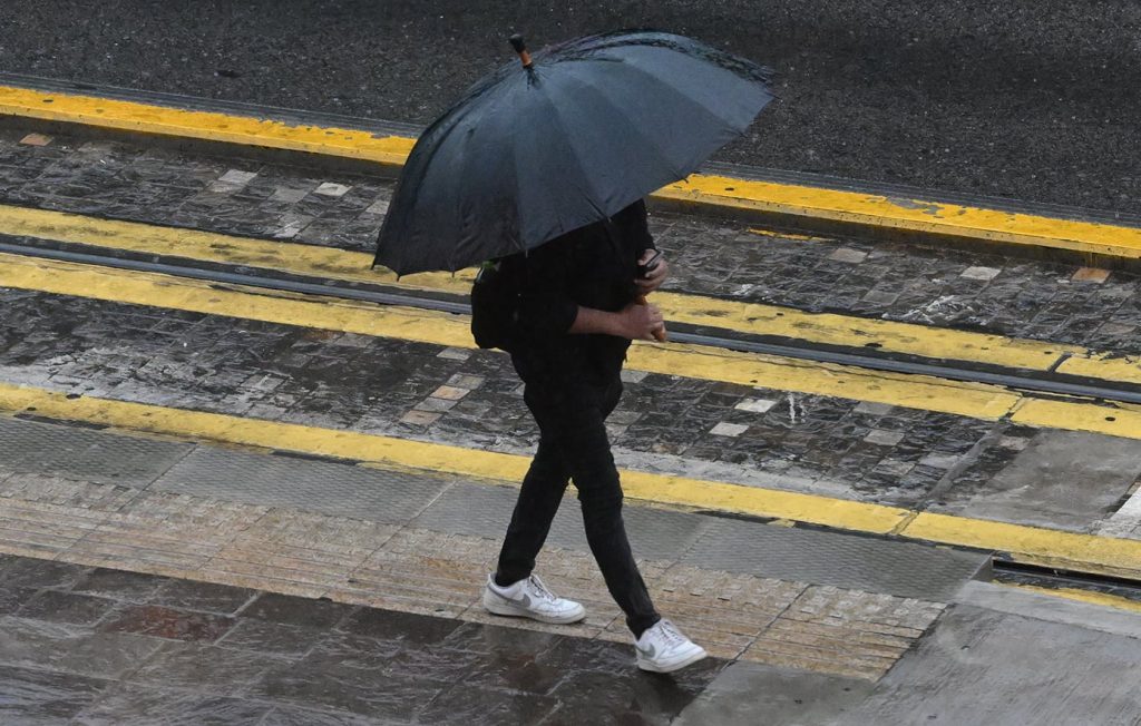 Η κακοκαιρία Byron φέρνει ισχυρές βροχές και καταιγίδες – Στο «κόκκινο» 9 περιφέρειες, μεταξύ αυτών και η Αττική