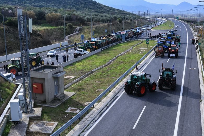 Άνοιξαν οι σήραγγες των Τεμπών από το μπλόκο των αγροτών