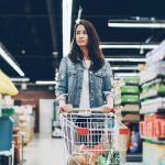 Το «κόλπο» στο σούπερ μάρκετ που πρέπει να σταματήσετε: Γιατί το να παίρνετε προϊόντα από το βάθος του ραφιού είναι λάθος
