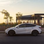 Tesla Model Y Standard AWD: Τετρακίνηση με μικρή μπαταρία, τι αλλάζει σε επιδόσεις, αυτονομία και τιμή