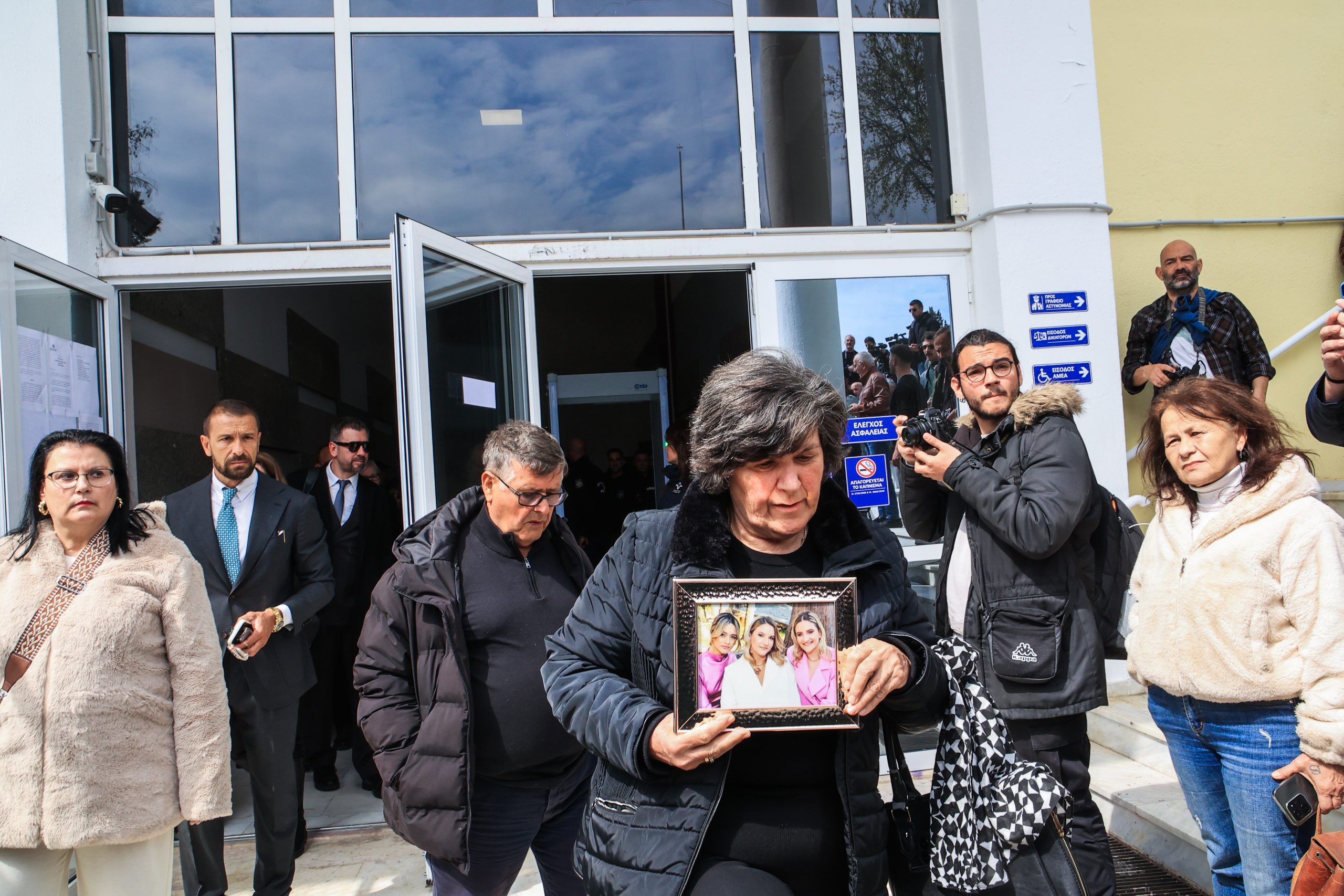 Δίκη των Τεμπών: Ένταση και παράπονα από συγγενείς και δικηγόρους για τις συνθήκες διεξαγωγής - Τι απαντά το υπουργείο Δικαιοσύνης για την αίθουσα - ertnews.gr