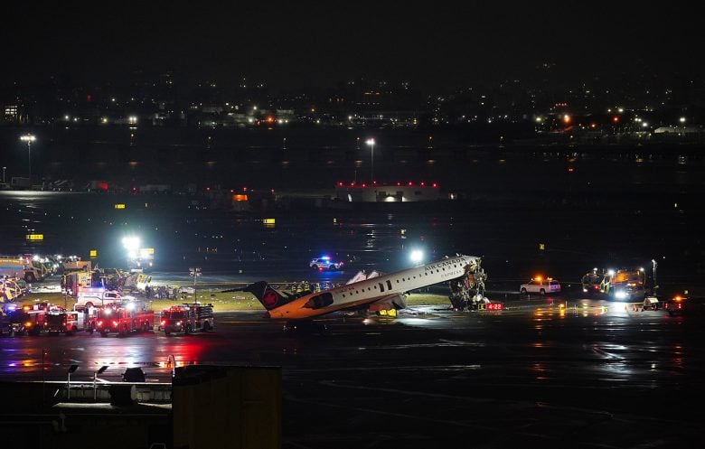 Έκλεισε το αεροδρόμιο La Guardia της Νέας Υόρκης μετά τη σύγκρουση αεροσκάφους της Air Canada Express με όχημα εδάφους – Δείτε εικόνες