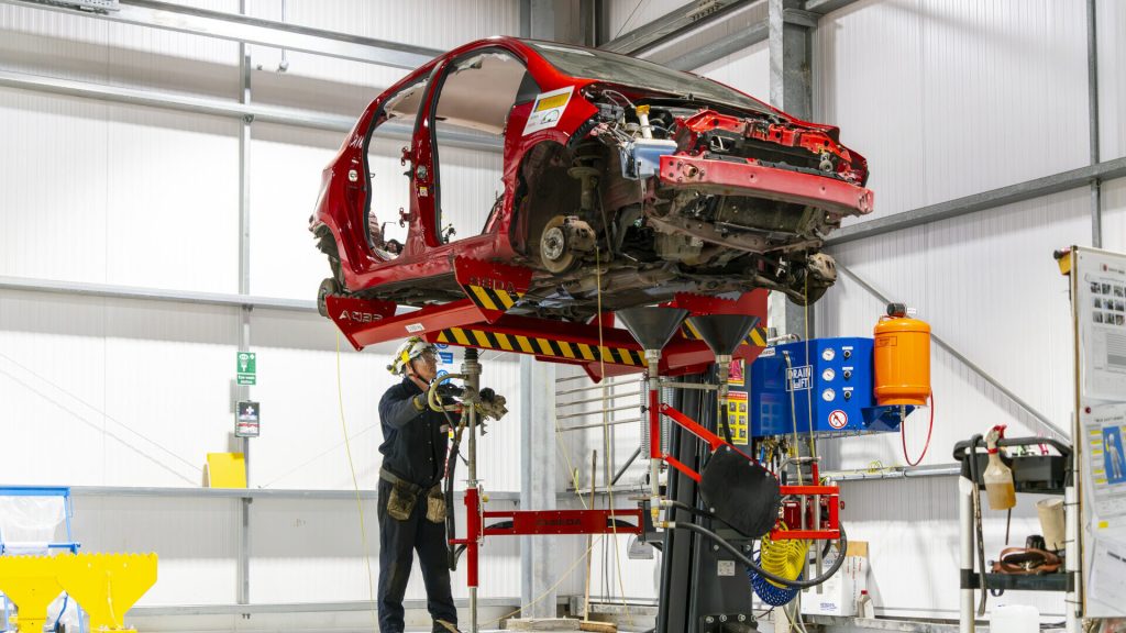 Toyota Yaris dismantling recycling (3)