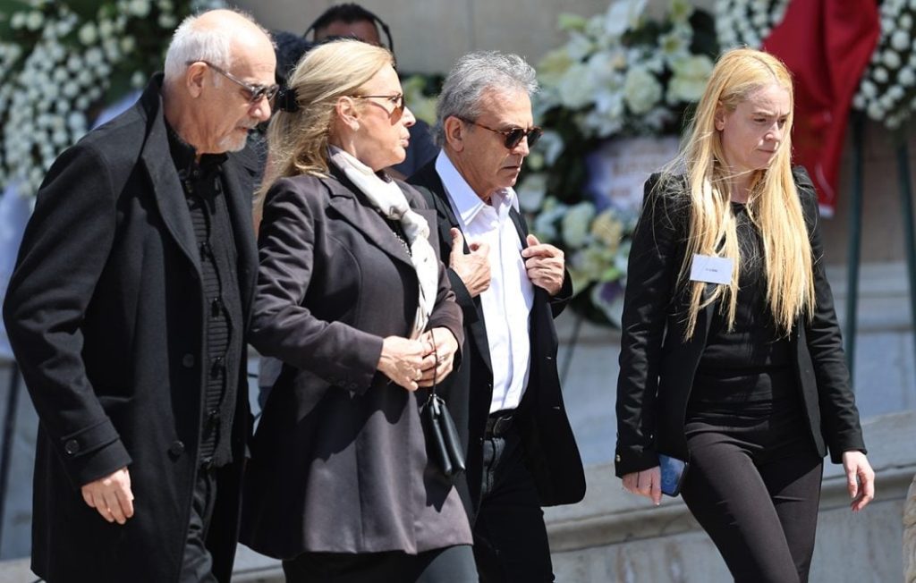 Το τελευταίο «αντίο» στη μεγάλη Μαρινέλλα – Παρουσία του Κυριάκου Μητσοτάκη η εξόδιος ακολουθία στη Μητρόπολη Αθηνών