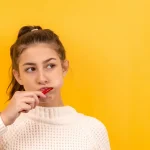 Γιατί κιτρινίζουν τα δόντια; Οι 6 καθημερινές συνήθειες που «κλέβουν» τη λάμψη από το χαμόγελό σας