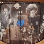 Εγκαινιάστηκε η έκθεση για τον Μίκη Θεοδωράκη στο Μουσείο Ελιάς και Ελληνικού Λαδιού στη Σπάρτη