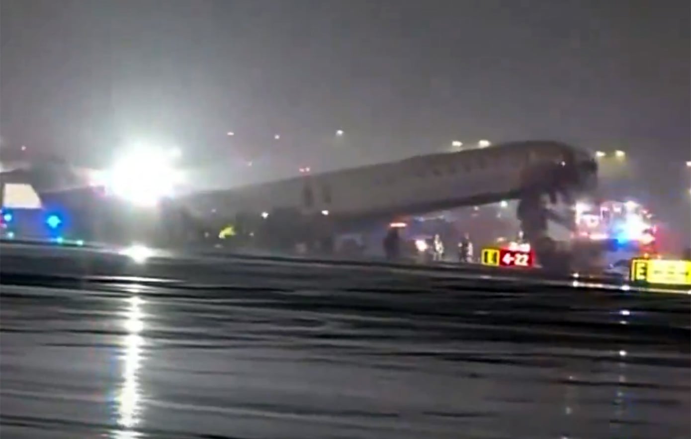 Αεροσκάφος της Air Canada Express συγκρούστηκε με όχημα στο έδαφος αμέσως μετά την προσγείωση του στη Νέα Υόρκη