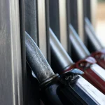 Καύσιμα: Η Ευρώπη μειώνει φόρους στην αντλία, η Ελλάδα «θεατής» στο ράλι των 2 ευρώ