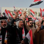 Ιρακινοί διαδηλωτές εισέβαλαν στο προξενείο του Κουβέιτ στη Βασόρα μετά το πυραυλικό πλήγμα