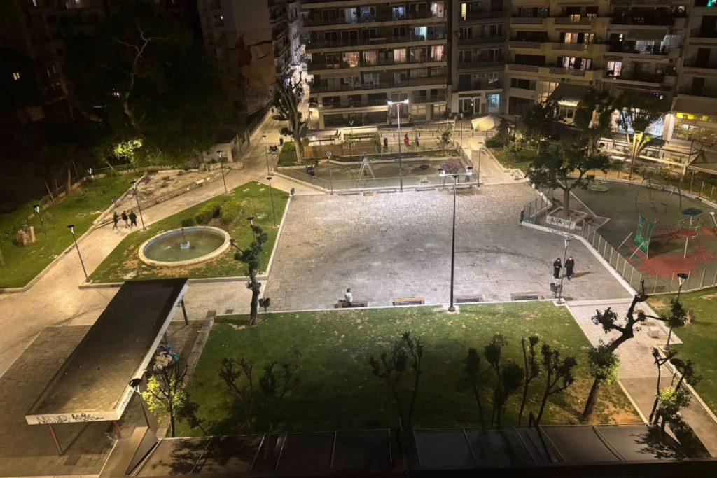 Οι οπαδοί του ΠΑΟΚ καθάρισαν την πλατεία Ναυαρίνου μετά τον τελικό – Γ. Δημαρέλος: «Τους βγάζω το καπέλο»