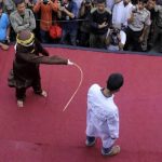 Ζευγάρι τιμωρήθηκε δημοσίως με 100 ραβδίσματα για σεξουαλικές σχέσεις εκτός γάμου στην Ινδονησία