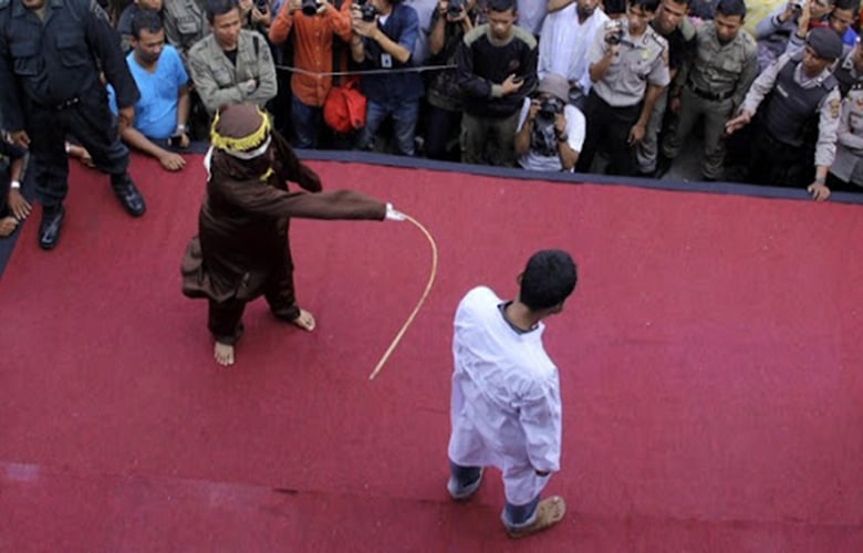 Ζευγάρι τιμωρήθηκε δημοσίως με 100 ραβδίσματα για σεξουαλικές σχέσεις εκτός γάμου στην Ινδονησία